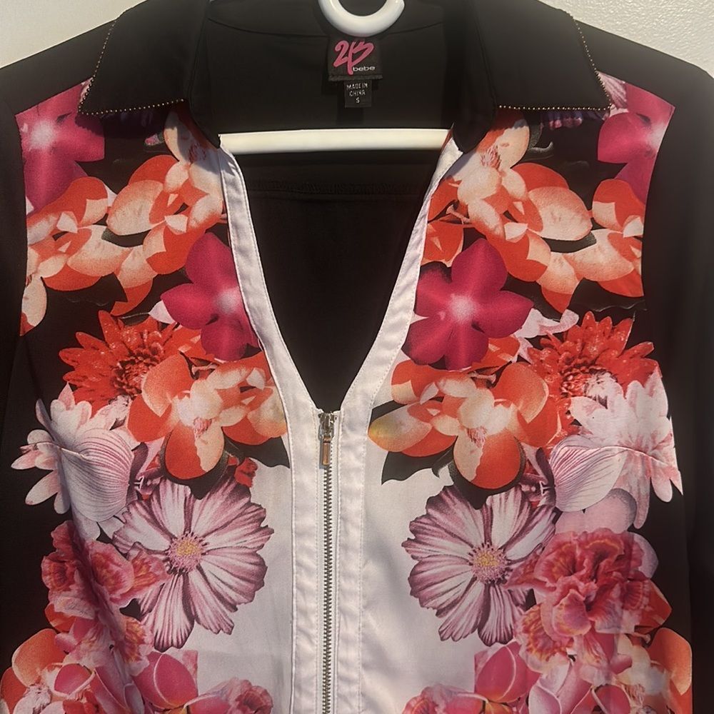 Women’s black and floral blouse with zip front and crew neckline - Picture 2 of 7